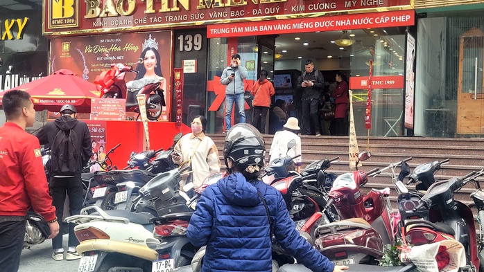 Người dân xếp hàng xuyên trưa mua vàng dù giá lên 100 triệu đồng/lượng- Ảnh 4. Người dân xếp hàng xuyên trưa mua vàng dù giá lên 100 triệu đồng/lượng- Ảnh 4.
