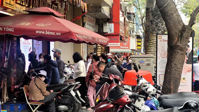 Người dân xếp hàng xuyên trưa mua vàng dù giá lên 100 triệu đồng/lượng- Ảnh 3. Người dân xếp hàng xuyên trưa mua vàng dù giá lên 100 triệu đồng/lượng- Ảnh 3.