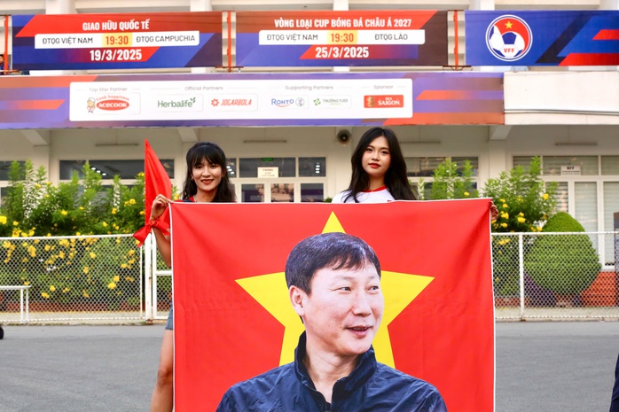 Khán giả Bình Dương "nhuộm màu" sân Gò Đậu, cổ vũ tuyển Việt Nam- Ảnh 4. Khán giả Bình Dương "nhuộm màu" sân Gò Đậu, cổ vũ tuyển Việt Nam- Ảnh 4.