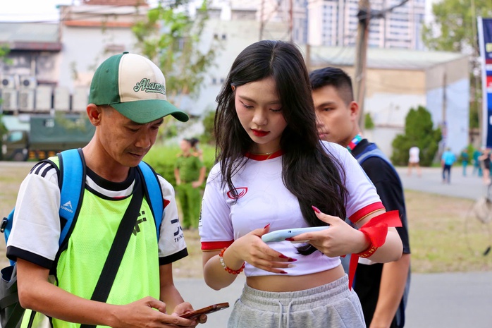 Khán giả Bình Dương "nhuộm màu" sân Gò Đậu, cổ vũ tuyển Việt Nam- Ảnh 1. Khán giả Bình Dương "nhuộm màu" sân Gò Đậu, cổ vũ tuyển Việt Nam- Ảnh 1.