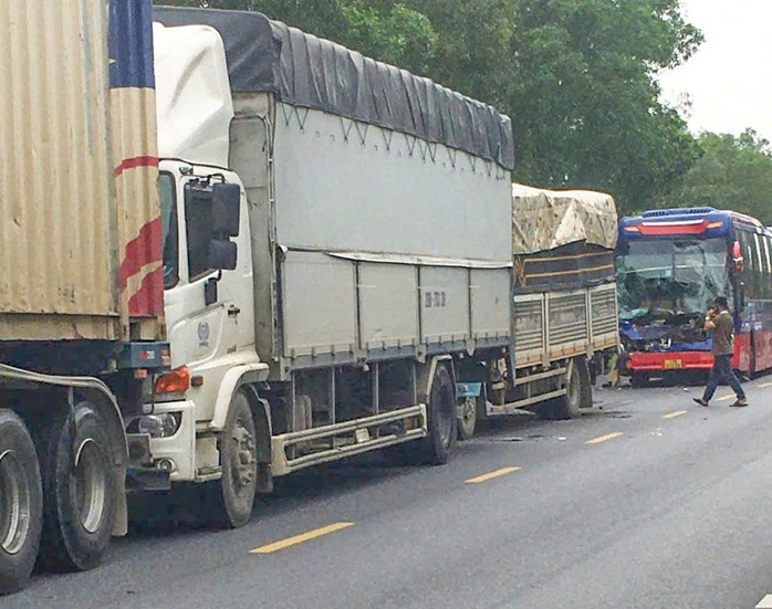 4 xe tông nhau trên Quốc lộ 1 ở Quảng Bình- Ảnh 1. 4 xe tông nhau trên Quốc lộ 1 ở Quảng Bình- Ảnh 1.