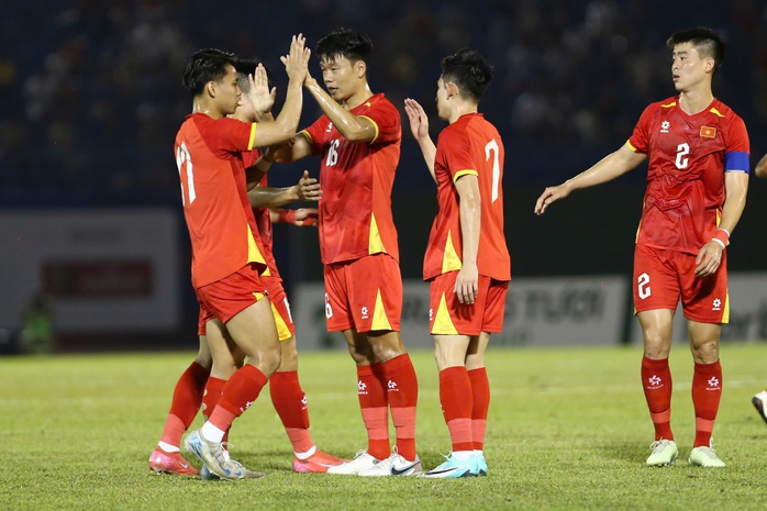 Thấy gì sau trận tuyển Việt Nam thắng Campuchia 2-1?- Ảnh 7. Thấy gì sau trận tuyển Việt Nam thắng Campuchia 2-1?- Ảnh 7.