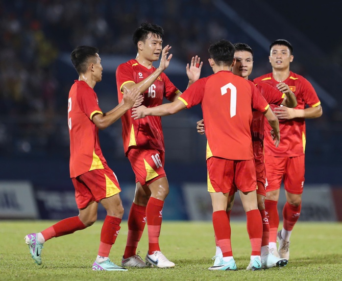 HLV Kim Sang-sik: Mất Quang Hải, hiệp 2 khó triển khai thế trận- Ảnh 2. HLV Kim Sang-sik: Mất Quang Hải, hiệp 2 khó triển khai thế trận- Ảnh 2.
