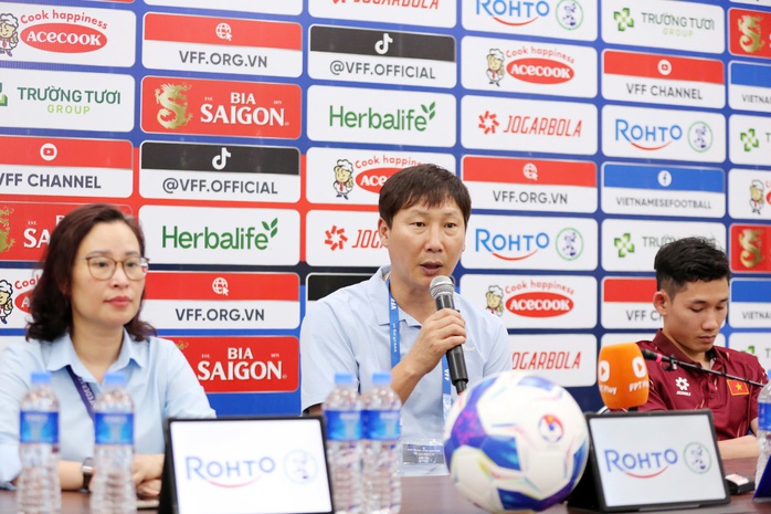 HLV Kim Sang-sik: Mất Quang Hải, hiệp 2 khó triển khai thế trận- Ảnh 1. HLV Kim Sang-sik: Mất Quang Hải, hiệp 2 khó triển khai thế trận- Ảnh 1.