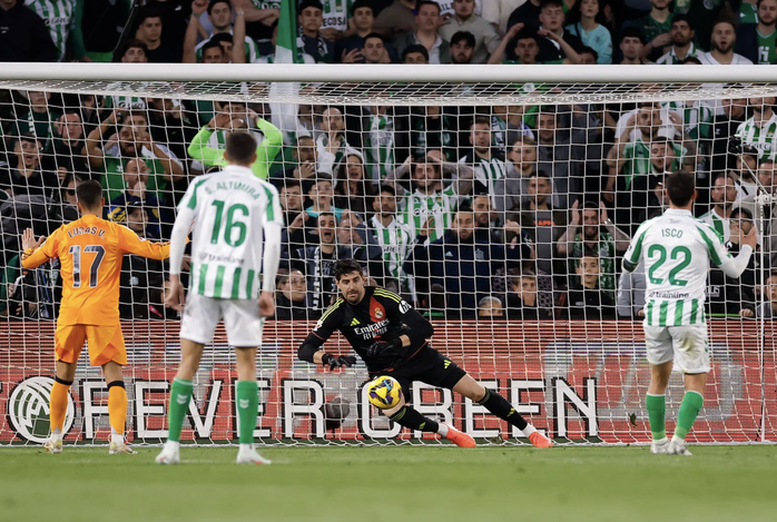 Real Madrid gục ngã vì cố nhân, thất thế cuộc đua vô địch- Ảnh 4. Real Madrid gục ngã vì cố nhân, thất thế cuộc đua vô địch- Ảnh 4.