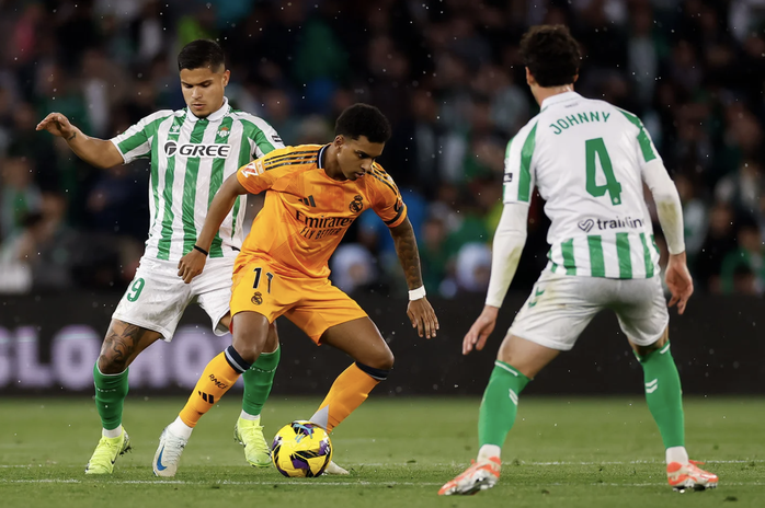 Real Madrid gục ngã vì cố nhân, thất thế cuộc đua vô địch- Ảnh 1. Real Madrid gục ngã vì cố nhân, thất thế cuộc đua vô địch- Ảnh 1.