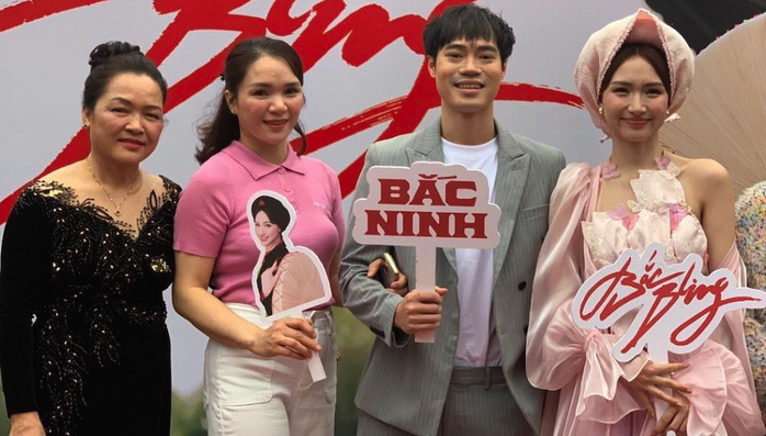 Hòa Minzy bùng nổ khi hợp tác cùng "vua hài" Xuân Hinh- Ảnh 6. Hòa Minzy bùng nổ khi hợp tác cùng "vua hài" Xuân Hinh- Ảnh 6.