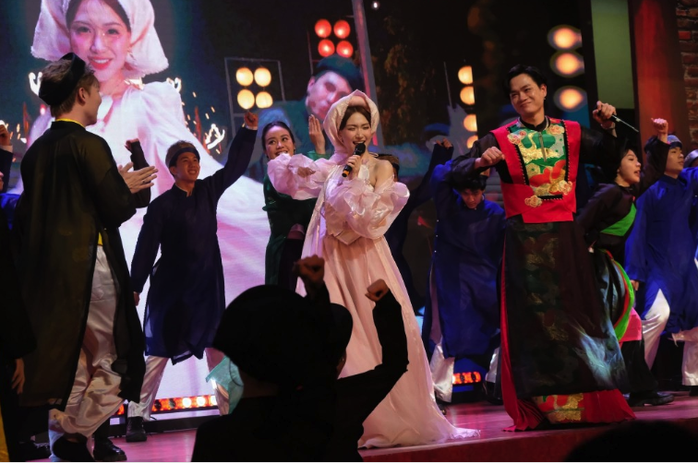 Hòa Minzy bùng nổ khi hợp tác cùng "vua hài" Xuân Hinh- Ảnh 5. Hòa Minzy bùng nổ khi hợp tác cùng "vua hài" Xuân Hinh- Ảnh 5.