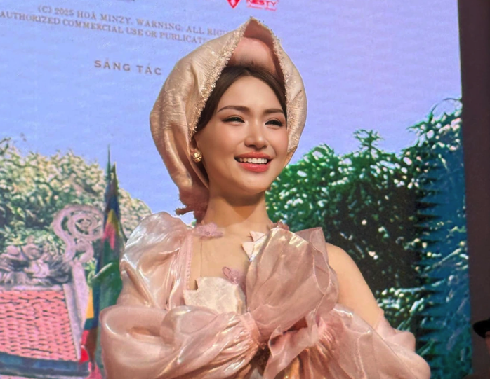 Hòa Minzy bùng nổ khi hợp tác cùng "vua hài" Xuân Hinh- Ảnh 1. Hòa Minzy bùng nổ khi hợp tác cùng "vua hài" Xuân Hinh- Ảnh 1.