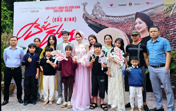 Hòa Minzy bùng nổ khi hợp tác cùng "vua hài" Xuân Hinh- Ảnh 9. Hòa Minzy bùng nổ khi hợp tác cùng "vua hài" Xuân Hinh- Ảnh 9.