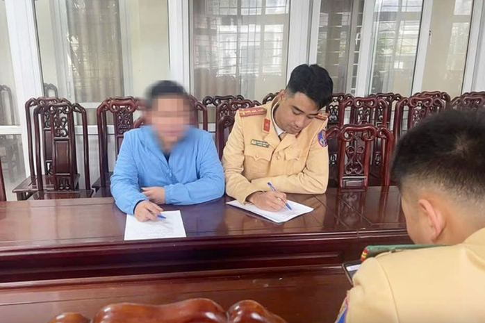 Tài xế dán băng keo thay đổi biển số xe ô tô- Ảnh 3. Tài xế dán băng keo thay đổi biển số xe ô tô- Ảnh 3.
