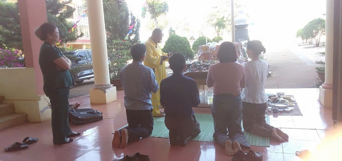 Hiệu trưởng giải trình gì về việc mời người đến cúng bái trong trường học?- Ảnh 1. Hiệu trưởng giải trình gì về việc mời người đến cúng bái trong trường học?- Ảnh 1.