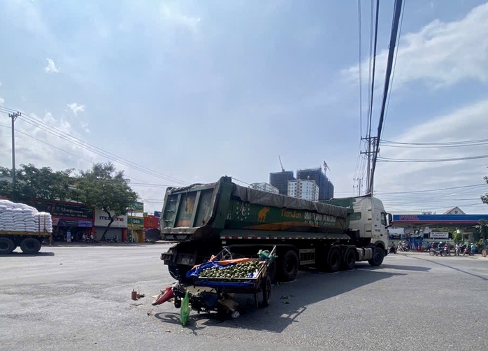 Người phụ nữ bán trái cây tử vong sau va chạm với xe đầu kéo- Ảnh 1. Người phụ nữ bán trái cây tử vong sau va chạm với xe đầu kéo- Ảnh 1.