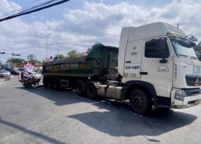 Người phụ nữ bán trái cây tử vong sau va chạm với xe đầu kéo- Ảnh 2. Người phụ nữ bán trái cây tử vong sau va chạm với xe đầu kéo- Ảnh 2.