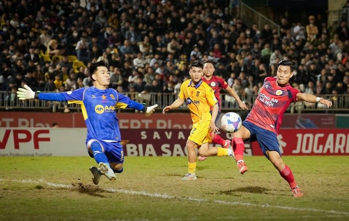 Ngán ngẩm với sân cỏ V-League- Ảnh 1. Ngán ngẩm với sân cỏ V-League- Ảnh 1.