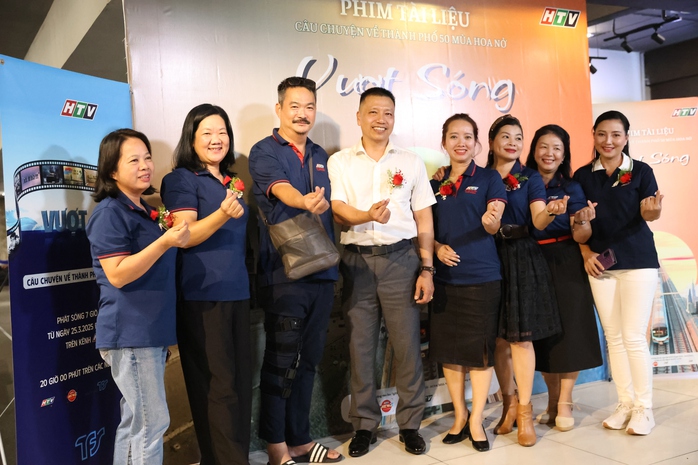 Ra mắt phim tài liệu "Vượt sóng"- Ảnh 1. Ra mắt phim tài liệu "Vượt sóng"- Ảnh 1.