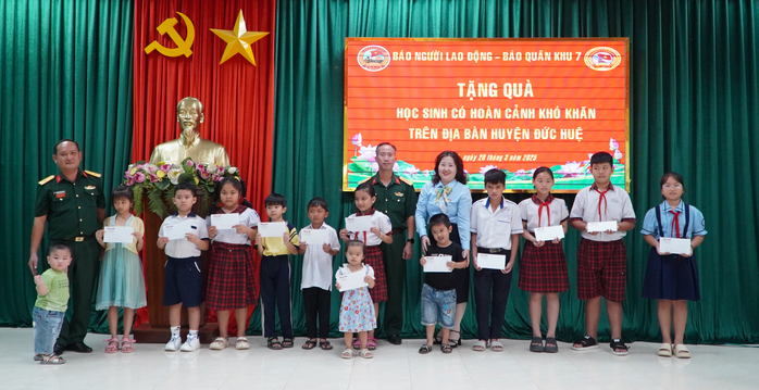 Trao học bổng cho con em cán bộ, chiến sĩ lực lượng vũ trang tại Long An- Ảnh 2. Trao học bổng cho con em cán bộ, chiến sĩ lực lượng vũ trang tại Long An- Ảnh 2.