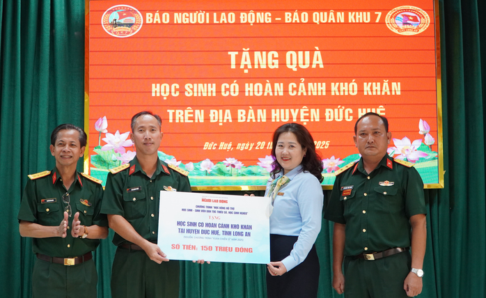 Trao học bổng cho con em cán bộ, chiến sĩ lực lượng vũ trang tại Long An- Ảnh 1. Trao học bổng cho con em cán bộ, chiến sĩ lực lượng vũ trang tại Long An- Ảnh 1.