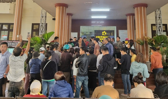 CLIP: Người dân chen chân làm thủ tục đất đai ở TP Buôn Ma Thuột- Ảnh 1. CLIP: Người dân chen chân làm thủ tục đất đai ở TP Buôn Ma Thuột- Ảnh 1.