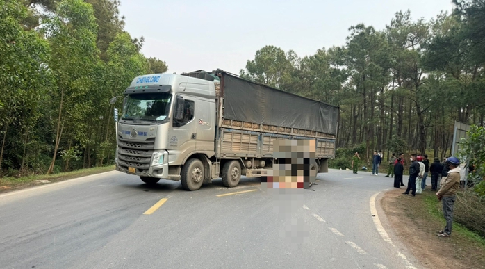 Quảng Bình: Xe máy chở 3 học sinh tông xe tải, một em tử vong- Ảnh 1. Quảng Bình: Xe máy chở 3 học sinh tông xe tải, một em tử vong- Ảnh 1.