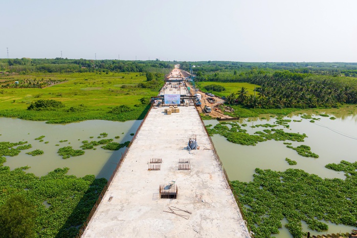 Hình ảnh hợp long cầu dài nhất trên đường Hồ Chí Minh- Ảnh 1. Hình ảnh hợp long cầu dài nhất trên đường Hồ Chí Minh- Ảnh 1.