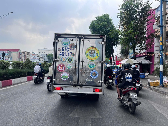 Xe tải lưu thông gắn logo lạ có vi phạm không?- Ảnh 1. Xe tải lưu thông gắn logo lạ có vi phạm không?- Ảnh 1.