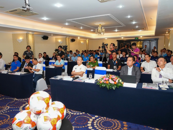 Hai đội bóng sinh viên Việt Nam so tài đội từ Malaysia, Singapore, Lào, Campuchia- Ảnh 4. Hai đội bóng sinh viên Việt Nam so tài đội từ Malaysia, Singapore, Lào, Campuchia- Ảnh 4.
