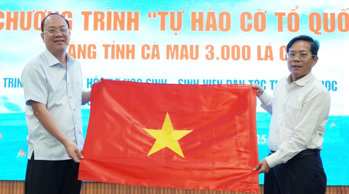 Tổng Biên tập Báo Người Lao Động Tô Đình Tuân (phải) tặng lá cờ Tổ quốc từ chương trình “Tự hào cờ Tổ quốc” cho Bí thư Tỉnh ủy Cà Mau Nguyễn Hồ Hải Tổng Biên tập Báo Người Lao Động Tô Đình Tuân (phải) tặng lá cờ Tổ quốc từ chương trình “Tự hào cờ Tổ quốc” cho Bí thư Tỉnh ủy Cà Mau Nguyễn Hồ Hải