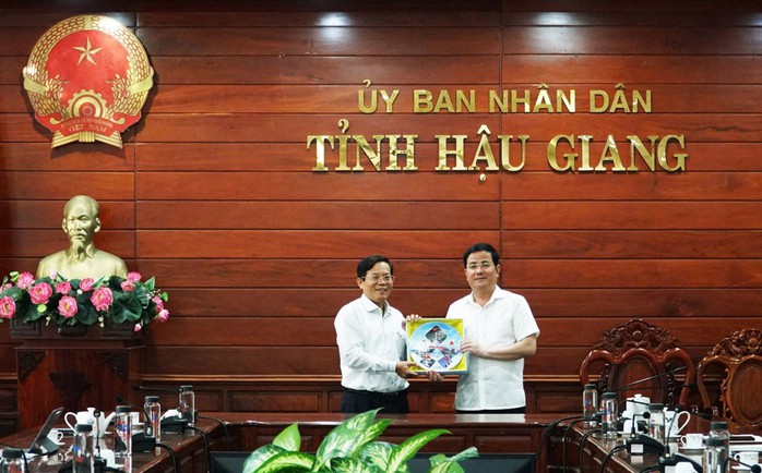 Tổng Biên tập Báo Người Lao Động Tô Đình Tuân (trái) trao quà lưu niệm từ chương trình “Tự hào cờ Tổ quốc” cho Chủ tịch UBND tỉnh Hậu Giang Trần Văn Huyến. Ảnh: VÕ DƯƠNG Tổng Biên tập Báo Người Lao Động Tô Đình Tuân (trái) trao quà lưu niệm từ chương trình “Tự hào cờ Tổ quốc” cho Chủ tịch UBND tỉnh Hậu Giang Trần Văn Huyến. Ảnh: VÕ DƯƠNG