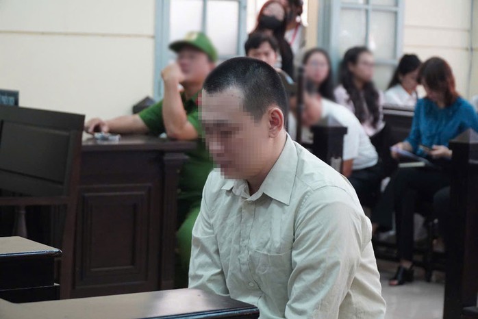 Nhiều gương mặt trẻ dõi ánh nhìn vừa tò mò vừa e dè về phía Nhựt - người đàn ông 34 tuổi, cúi đầu ở bục khai báo Nhiều gương mặt trẻ dõi ánh nhìn vừa tò mò vừa e dè về phía Nhựt - người đàn ông 34 tuổi, cúi đầu ở bục khai báo