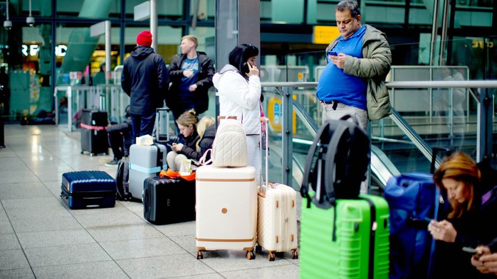 Hành khách mắc kẹt bên trong sân bay Heathrow sau khi các chuyến bay bị hủy. Ảnh: PA Hành khách mắc kẹt bên trong sân bay Heathrow sau khi các chuyến bay bị hủy. Ảnh: PA
