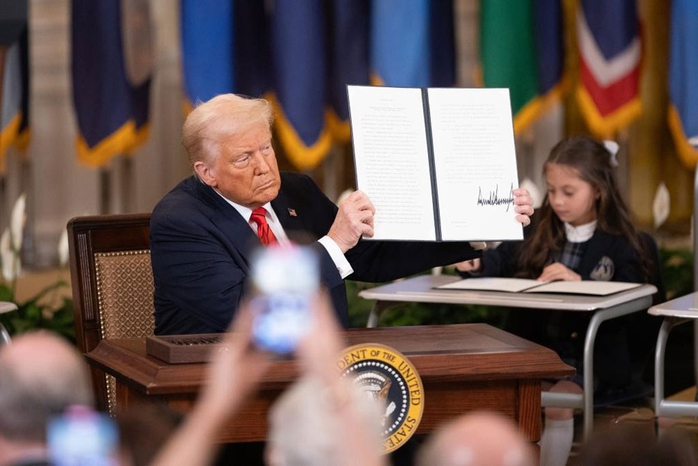 Tổng thống Mỹ Donald Trump hôm 20-3 ký sắc lệnh hành pháp để chính thức bắt đầu tiến trình giải thể Bộ Giáo dục. Ảnh: TÂN HOA XÃ Tổng thống Mỹ Donald Trump hôm 20-3 ký sắc lệnh hành pháp để chính thức bắt đầu tiến trình giải thể Bộ Giáo dục. Ảnh: TÂN HOA XÃ