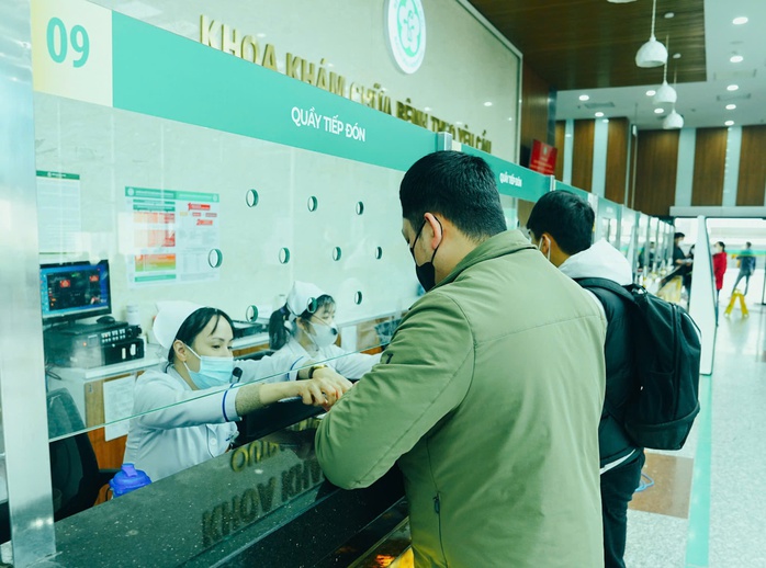 Lãnh đạo bệnh viện bày cách để người bệnh đỡ chờ đợi, xếp hàng- Ảnh 1. Lãnh đạo bệnh viện bày cách để người bệnh đỡ chờ đợi, xếp hàng- Ảnh 1.