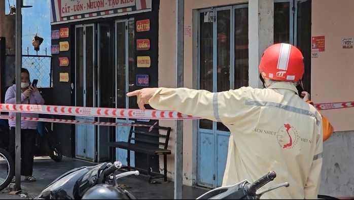 Vụ 2 vợ chồng tử vong ở Vĩnh Long: Phát hiện chai thuốc diệt cỏ- Ảnh 1. Vụ 2 vợ chồng tử vong ở Vĩnh Long: Phát hiện chai thuốc diệt cỏ- Ảnh 1.