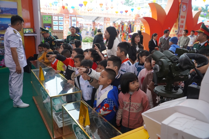 Khai mạc triển lãm chào mừng 50 năm giải phóng tỉnh Quảng Nam- Ảnh 4. Khai mạc triển lãm chào mừng 50 năm giải phóng tỉnh Quảng Nam- Ảnh 4.
