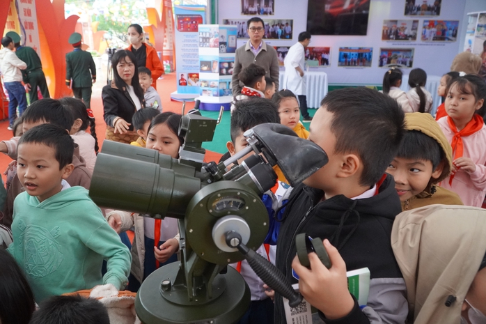 Khai mạc triển lãm chào mừng 50 năm giải phóng tỉnh Quảng Nam- Ảnh 3. Khai mạc triển lãm chào mừng 50 năm giải phóng tỉnh Quảng Nam- Ảnh 3.
