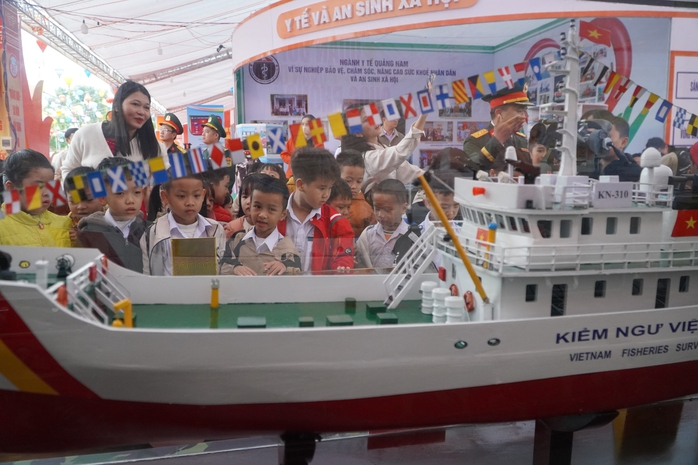 Khai mạc triển lãm chào mừng 50 năm giải phóng tỉnh Quảng Nam- Ảnh 6. Khai mạc triển lãm chào mừng 50 năm giải phóng tỉnh Quảng Nam- Ảnh 6.