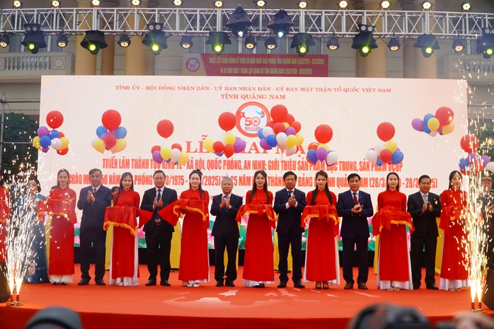 Khai mạc triển lãm chào mừng 50 năm giải phóng tỉnh Quảng Nam- Ảnh 2. Khai mạc triển lãm chào mừng 50 năm giải phóng tỉnh Quảng Nam- Ảnh 2.