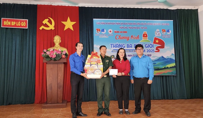 Báo Người Lao Động tặng cờ Tổ quốc ở Tây Ninh- Ảnh 4. Báo Người Lao Động tặng cờ Tổ quốc ở Tây Ninh- Ảnh 4.