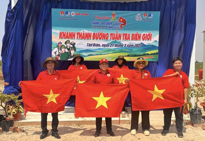 Báo Người Lao Động tặng cờ Tổ quốc ở Tây Ninh- Ảnh 3. Báo Người Lao Động tặng cờ Tổ quốc ở Tây Ninh- Ảnh 3.