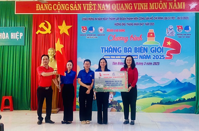 Báo Người Lao Động tặng cờ Tổ quốc ở Tây Ninh- Ảnh 1. Báo Người Lao Động tặng cờ Tổ quốc ở Tây Ninh- Ảnh 1.