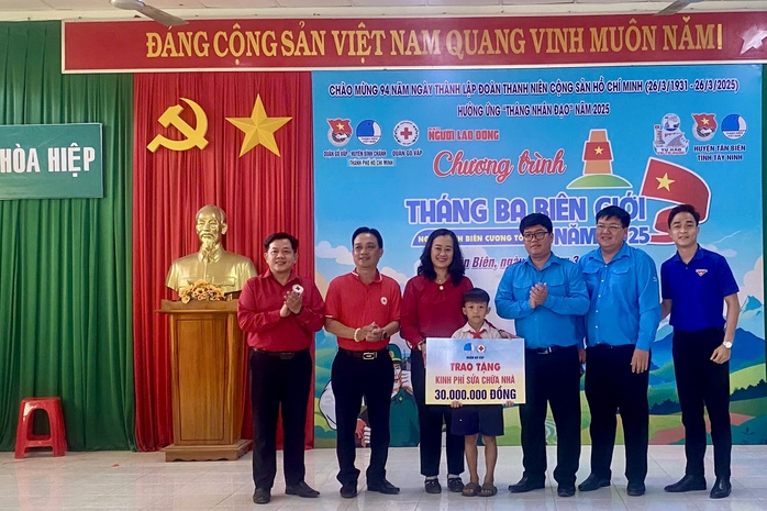 Báo Người Lao Động tặng cờ Tổ quốc ở Tây Ninh- Ảnh 2. Báo Người Lao Động tặng cờ Tổ quốc ở Tây Ninh- Ảnh 2.