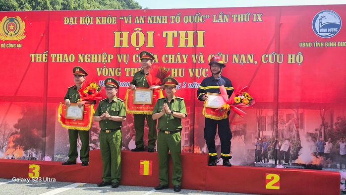 Hình ảnh Cảnh sát PCCC- CNCH khu vực Đông Nam bộ và Tây Nguyên tại hội thi ở Bình Dương- Ảnh 9. Hình ảnh Cảnh sát PCCC- CNCH khu vực Đông Nam bộ và Tây Nguyên tại hội thi ở Bình Dương- Ảnh 9.