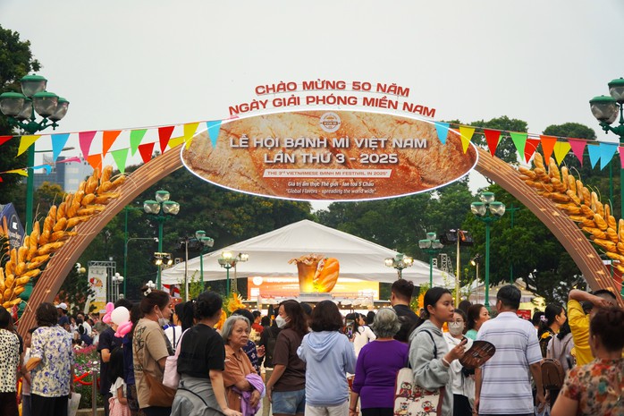 VIDEO: Chen nhau mua bánh mì tại TP HCM- Ảnh 1. VIDEO: Chen nhau mua bánh mì tại TP HCM- Ảnh 1.
