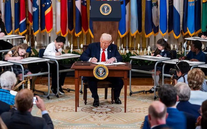 Toàn cảnh sự kiện ông Donald Trump kí sắc lệnh hành pháp tại Nhà Trắng hôm 20-3. Ảnh: EPA Toàn cảnh sự kiện ông Donald Trump kí sắc lệnh hành pháp tại Nhà Trắng hôm 20-3. Ảnh: EPA