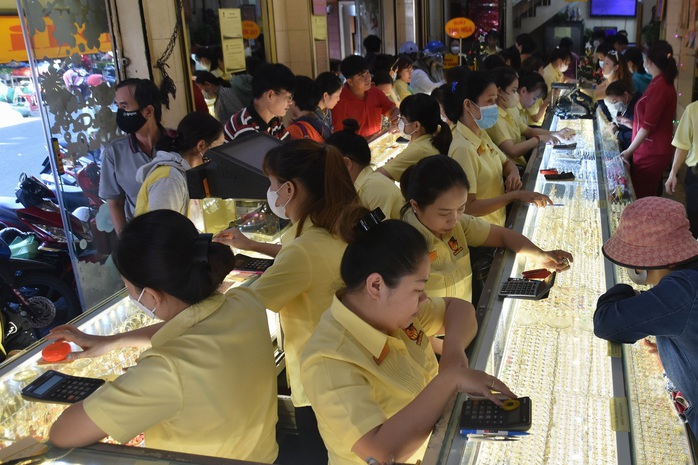 Giá vàng hôm nay, 22-3: Lao xuống rồi bất ngờ đi lên- Ảnh 1. Giá vàng hôm nay, 22-3: Lao xuống rồi bất ngờ đi lên- Ảnh 1.