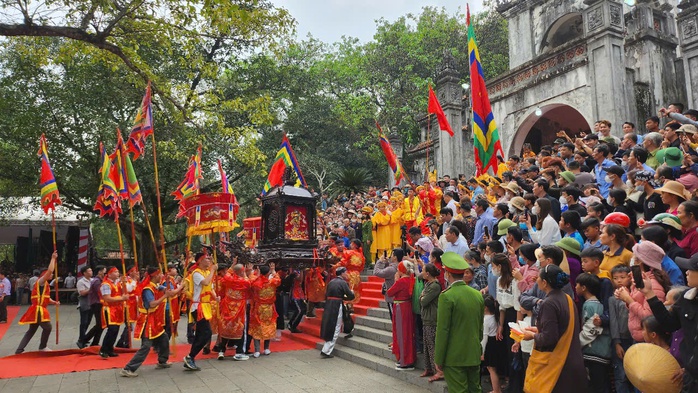 Hàng ngàn người dự lễ hội đền Bà Triệu nổi tiếng ở xứ Thanh- Ảnh 4. Hàng ngàn người dự lễ hội đền Bà Triệu nổi tiếng ở xứ Thanh- Ảnh 4.