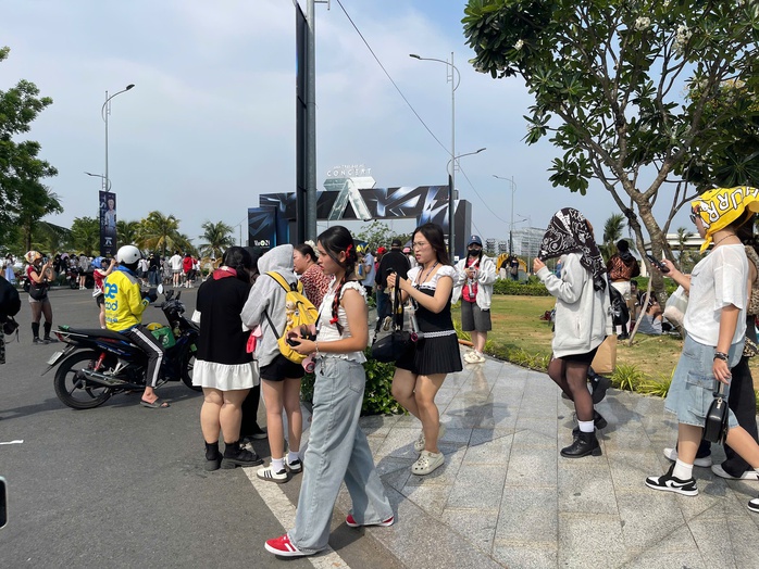 Hàng ngàn người "đội nắng" chờ xem ca nhạc của “Anh trai Say Hi” - Ảnh 5. Hàng ngàn người "đội nắng" chờ xem ca nhạc của “Anh trai Say Hi” - Ảnh 5.
