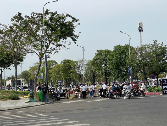 Hàng ngàn người "đội nắng" chờ xem ca nhạc của “Anh trai Say Hi” - Ảnh 3. Hàng ngàn người "đội nắng" chờ xem ca nhạc của “Anh trai Say Hi” - Ảnh 3.