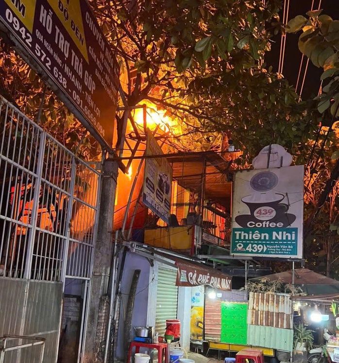 Cháy dữ dội ở quán cà phê ngay ngã tư Bình Thái ở TP Thủ Đức- Ảnh 2. Cháy dữ dội ở quán cà phê ngay ngã tư Bình Thái ở TP Thủ Đức- Ảnh 2.